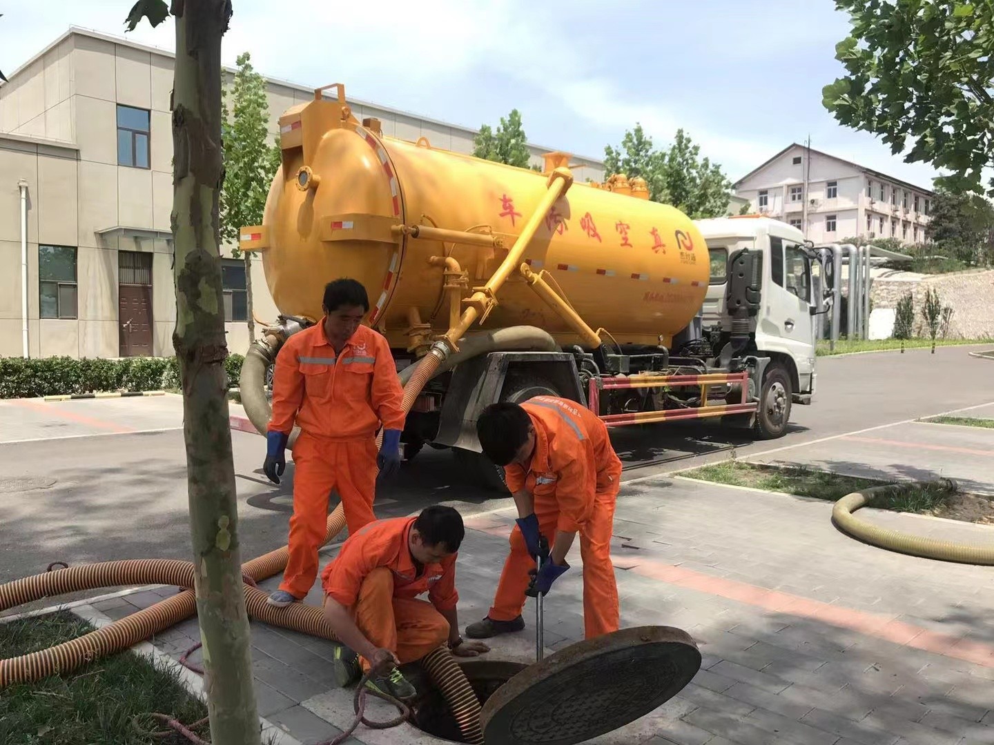 利川管道疏通车停在窨井附近